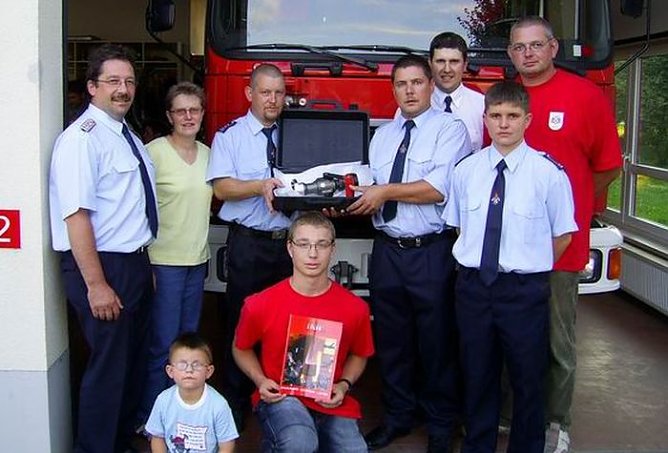 Freude bei der Feuewehr (Foto: Burkert) Freude bei der Feuewehr (Foto: Burkert)