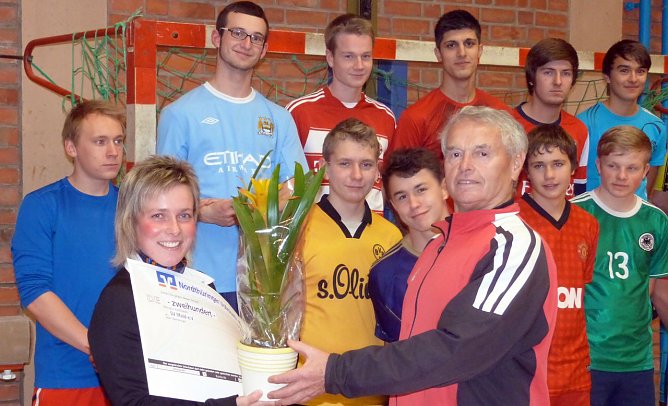 Scheck &uuml;bergeben (Foto: privat)