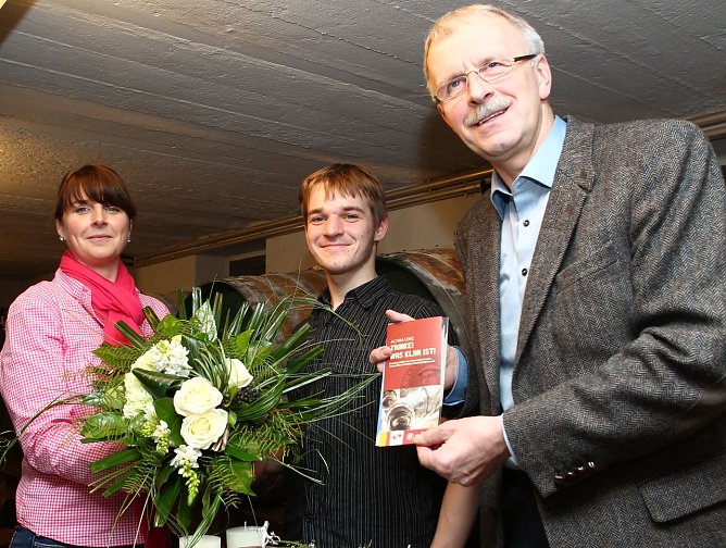 Scheck und Blumen (Foto: nnz) Scheck und Blumen (Foto: nnz)
