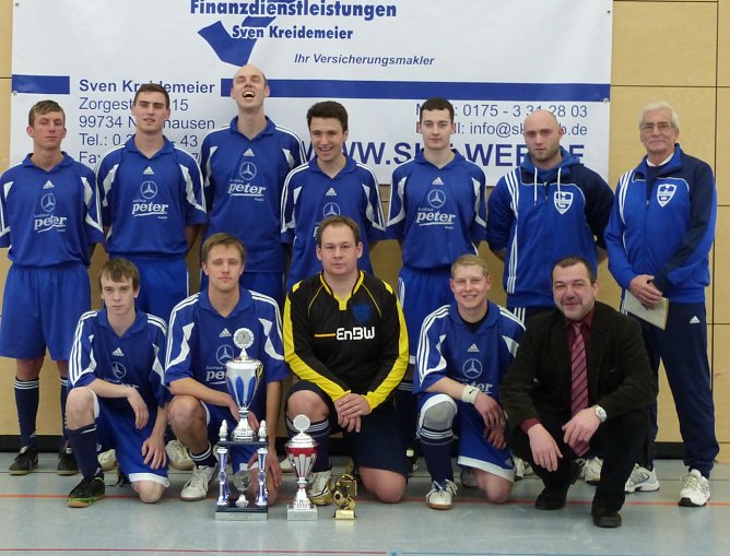 Bürgermeister (rechts unten) sponsert Pokal (Foto: privat) Bürgermeister (rechts unten) sponsert Pokal (Foto: privat)
