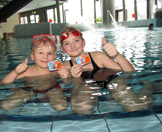 Daumen hoch f&uuml;r den KInderBadePass (Foto: Badehaus)