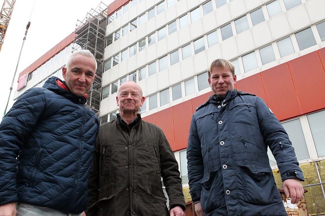 Vor dem Hochhaus von links: Heck, Weigel, Wagner (Foto: nnz)