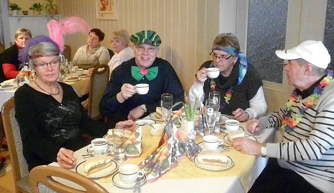 Ab dem Kaffeetrinken ging es nach dem bekannten Motto: Spa&szlig; beiseite, Ernst auf den Tisch � Tisch raus! Es lebe der Karneval! (Foto: M. M&uuml;ller)
