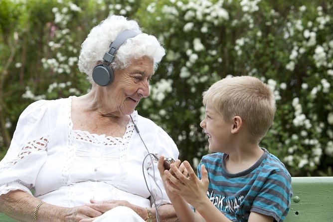 Oma mit Enkel (Foto: K. Richter) Oma mit Enkel (Foto: K. Richter)