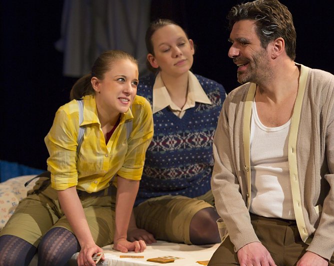 Ausschnitt aus der Inszenierung (Foto: Tilmann Graner) Ausschnitt aus der Inszenierung (Foto: Tilmann Graner)