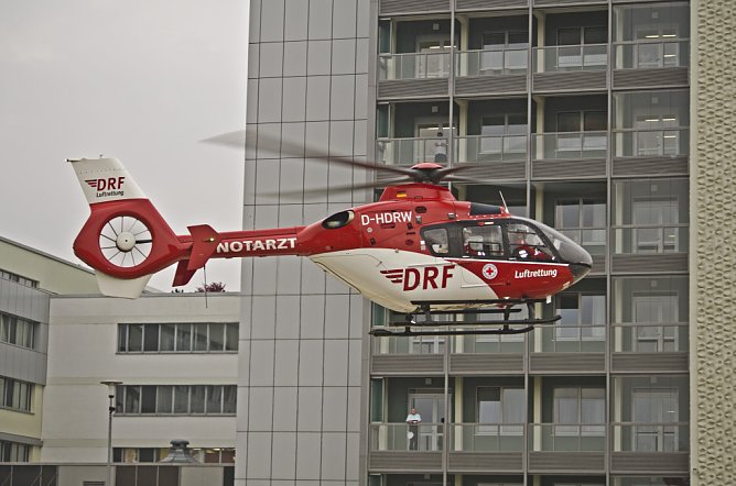 Christoph 37 beim Anflug am Nordh&auml;user Klinikum (Foto: Michael Caspari)