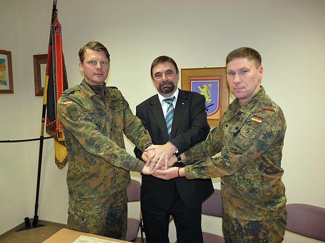 Patenschaftserklärung unterzeichnet (Foto: Karl-Heinz Herrmann) Patenschaftserklärung unterzeichnet (Foto: Karl-Heinz Herrmann)