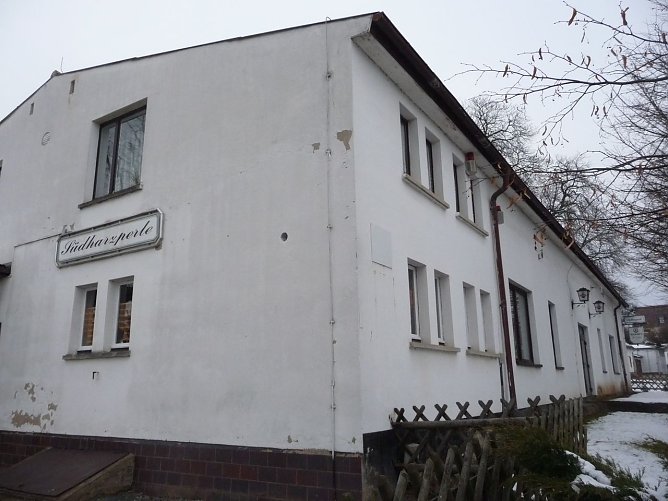 Imposantes Geb&auml;ude mitten im Ort (Foto: nnz)