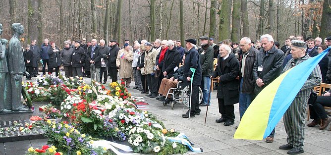 Gedacht (Foto: Gedenkstätte Mittelbau-Dora) Gedacht (Foto: Gedenkstätte Mittelbau-Dora)