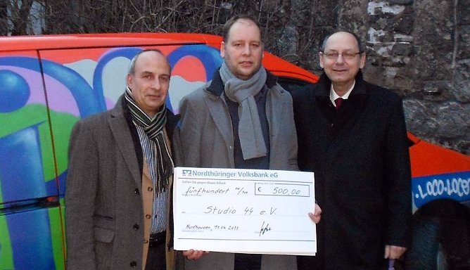 Scheck &uuml;bergeben (Foto: privat)