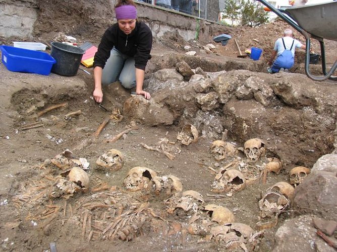 Entdeckt: 18 Kinderskelette (Foto: I. Bergmann) Entdeckt: 18 Kinderskelette (Foto: I. Bergmann)