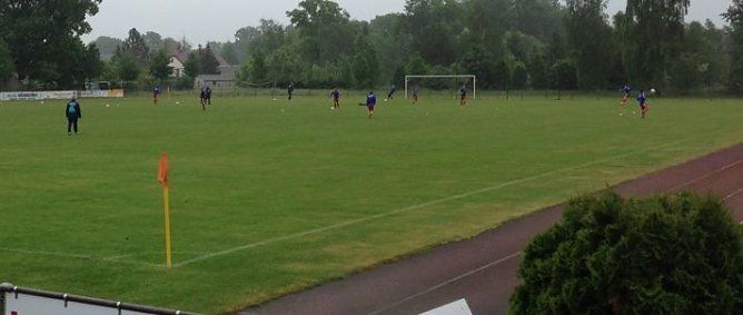 Erw&auml;rmung im regnerischen Laubsdorf (Foto: F. Kirchhoff)