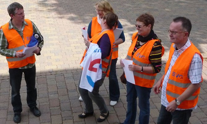 HSB-Mitarbeiter &uuml;bergeben Flugbl&auml;tter (Foto: nnz)
