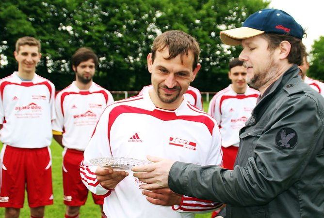 Meisterschale übergeben (Foto: privat) Meisterschale übergeben (Foto: privat)