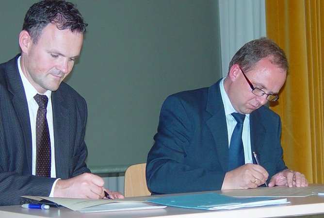 Unterzeichnet (Foto: Schelenhaus) Unterzeichnet (Foto: Schelenhaus)