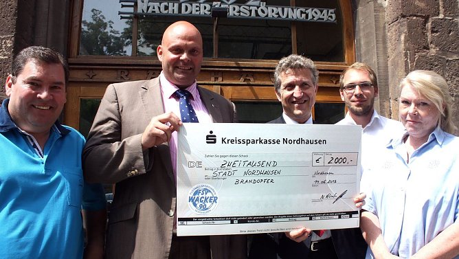 Scheck übergeben (Foto: I. Bergmann|Stadtverwaltung Nordhausen) Scheck übergeben (Foto: I. Bergmann|Stadtverwaltung Nordhausen)