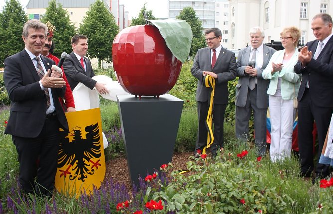 Apfel enthüllt (Foto: P. Grabe|Stadtverwaltung Nordhausen) Apfel enthüllt (Foto: P. Grabe|Stadtverwaltung Nordhausen)