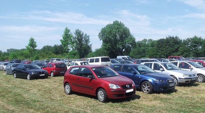 Voller Parkplatz (Foto: Peter Blei)