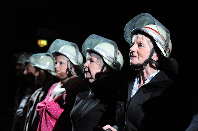 Szenenfoto aus Biedermann und die Brandstifter (Foto: R. Obst) Szenenfoto aus Biedermann und die Brandstifter (Foto: R. Obst)