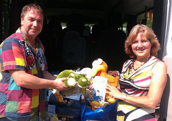 Geschenke &uuml;bergeben (Foto: J. Piper)