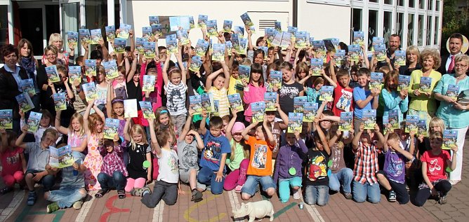 Hausaufgabenhefte verteilt (Foto: J. Piper) Hausaufgabenhefte verteilt (Foto: J. Piper)