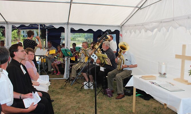 Gottesdienst unter freiem Himmel (Foto: privat)