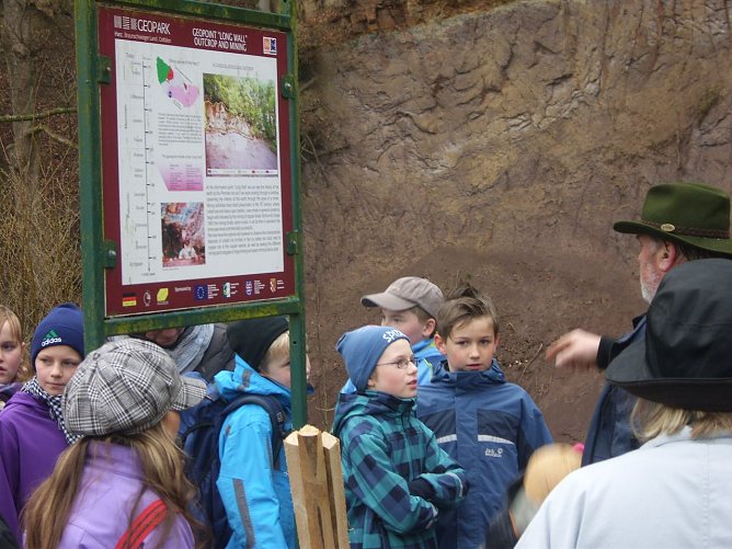 Kindern das Bergwerk erkl&auml;ren (Foto: M. Kappler)
