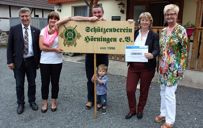 Lottomittel &uuml;bergeben (Foto: P. Grabe)