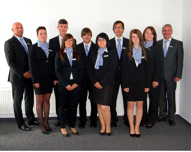 Azubis mit Vorstand (Foto: Nordth&uuml;ringer Volksbank)