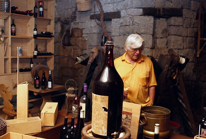 Manchmal wird er im Weinkeller ganz still: Hotelier Hans Inderst (Foto: nnz) Manchmal wird er im Weinkeller ganz still: Hotelier Hans Inderst (Foto: nnz)