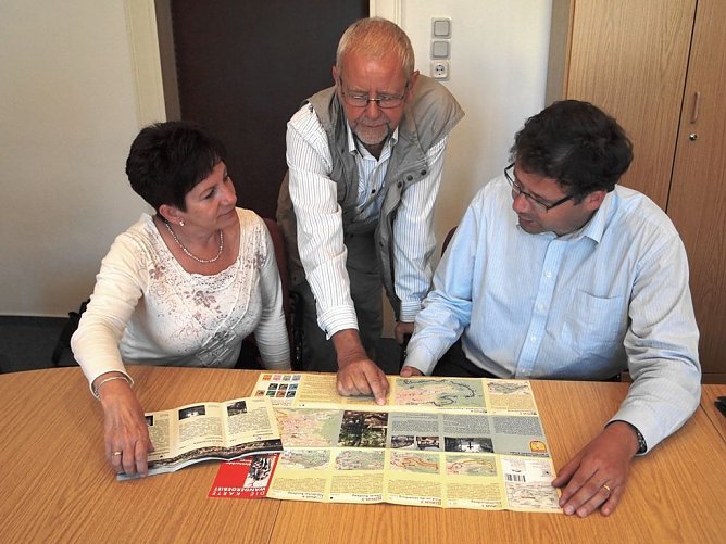 Karten vorgestellt (Foto: Regina Englert)