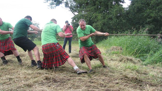 Tauziehen &uuml;ber die Wipper (Foto: M. Randel)