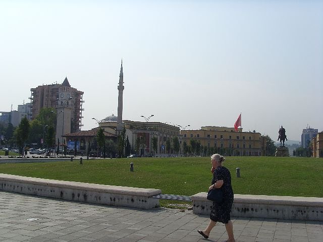 Zentraler Platz in Tirana (Foto: privat) Zentraler Platz in Tirana (Foto: privat)