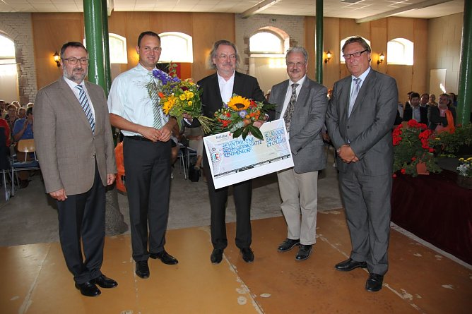 Preis &uuml;bergeben (Foto: J. Piper)