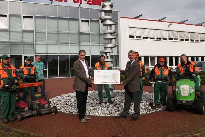 Scheck &uuml;bergeben (Foto: nnz)