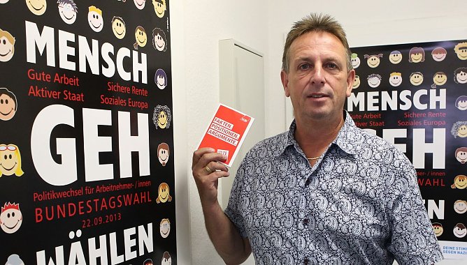 Wieniger vor Plakat des DGB (Foto: nnz)