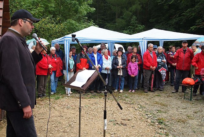 Schutzhütte übergeben (Foto: R. Englert) Schutzhütte übergeben (Foto: R. Englert)