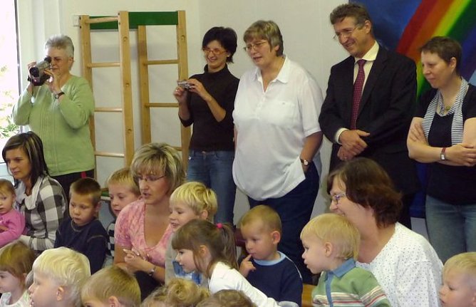 Besuch bei den Kleinsten (Foto: Freyberg) Besuch bei den Kleinsten (Foto: Freyberg)