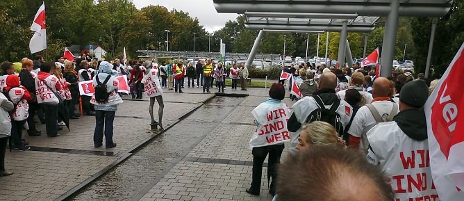 Keller redet zu den Streikenden (Foto: nnz)