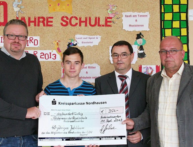 Spendenscheck übergeben (Foto: privat) Spendenscheck übergeben (Foto: privat)