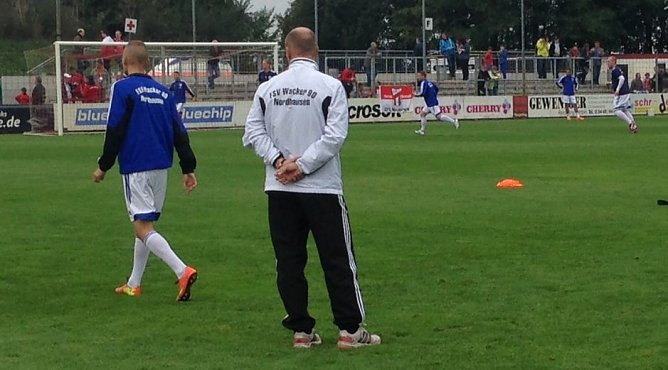 Warmmachen in Meuselwitz (Foto: Lars Koch) Warmmachen in Meuselwitz (Foto: Lars Koch)