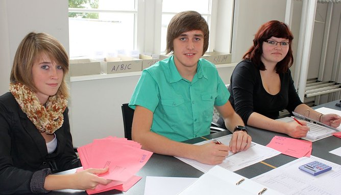 Azubis im Wahlb&uuml;ro (Foto: I. Bergmann|Stadtverwaltung Nordhausen)