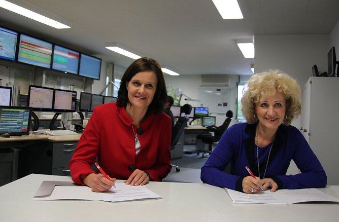 Hochwind (links), Keller beim Unterschreiben (Foto: J. Piper) Hochwind (links), Keller beim Unterschreiben (Foto: J. Piper)