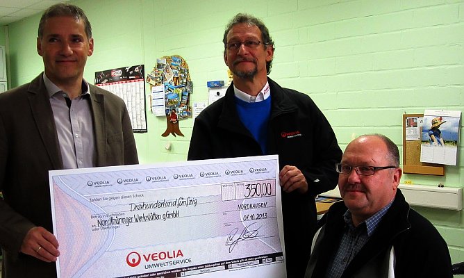 Scheck &uuml;&szlig;bergeben (Foto: privat)