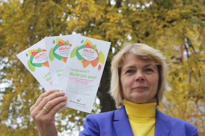 Birgit Adam pr&auml;sentiert den neuen Flyer (Foto: Stadtverwaltung Nordhausen)