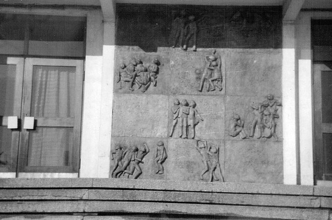 Relief am Hauptportal 1980 (Foto: Archiv Kneffel)