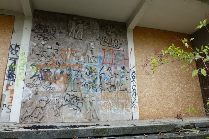 Relief am Hauptportal aktuell (Foto: Archiv Kneffel)