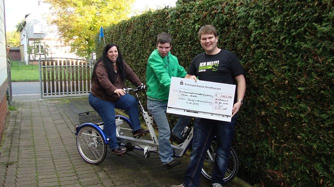 Geschafft, behindertengerechtes Fahrrad übergeben (Foto: privat/Kötz) Geschafft, behindertengerechtes Fahrrad übergeben (Foto: privat/Kötz)