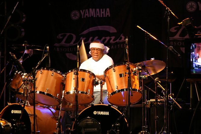 Haut beim JazzRabazz auf die Pauken und Becken: Billy Cobham (Foto: Agentur) Haut beim JazzRabazz auf die Pauken und Becken: Billy Cobham (Foto: Agentur)