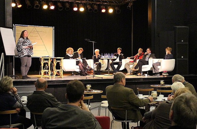 Diskussion im Jugendclubhaus (Foto: nnz)